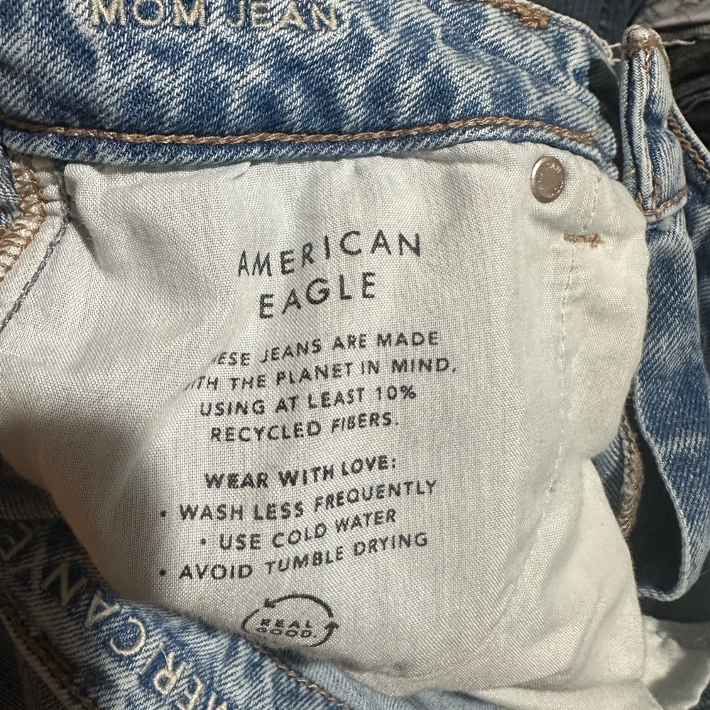 American Eagle Outfitters Light Blue Distressed Mom Jeans - Picture 6 of 6